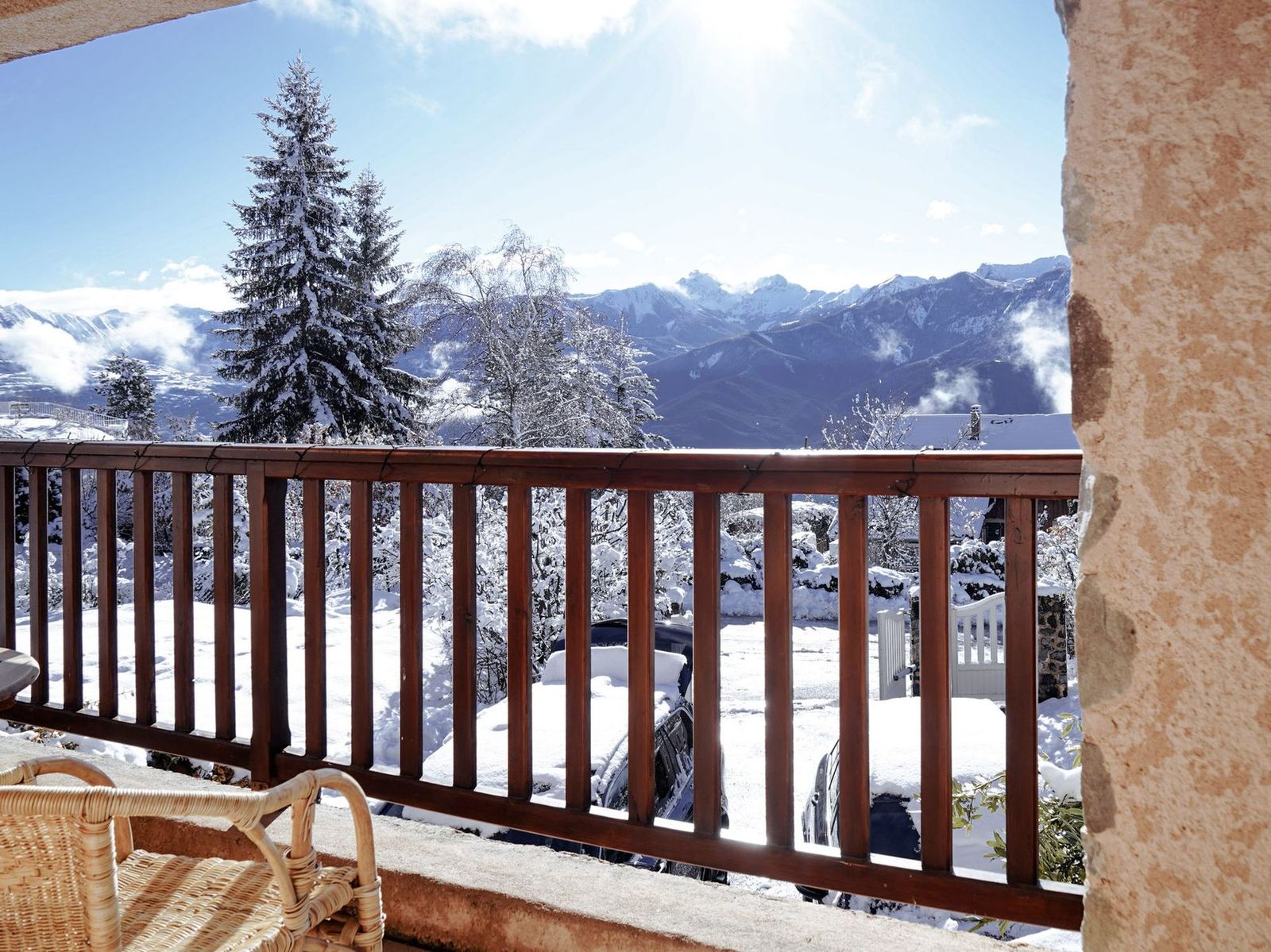 Uitzicht vanaf een balkon op besneeuwde bergen