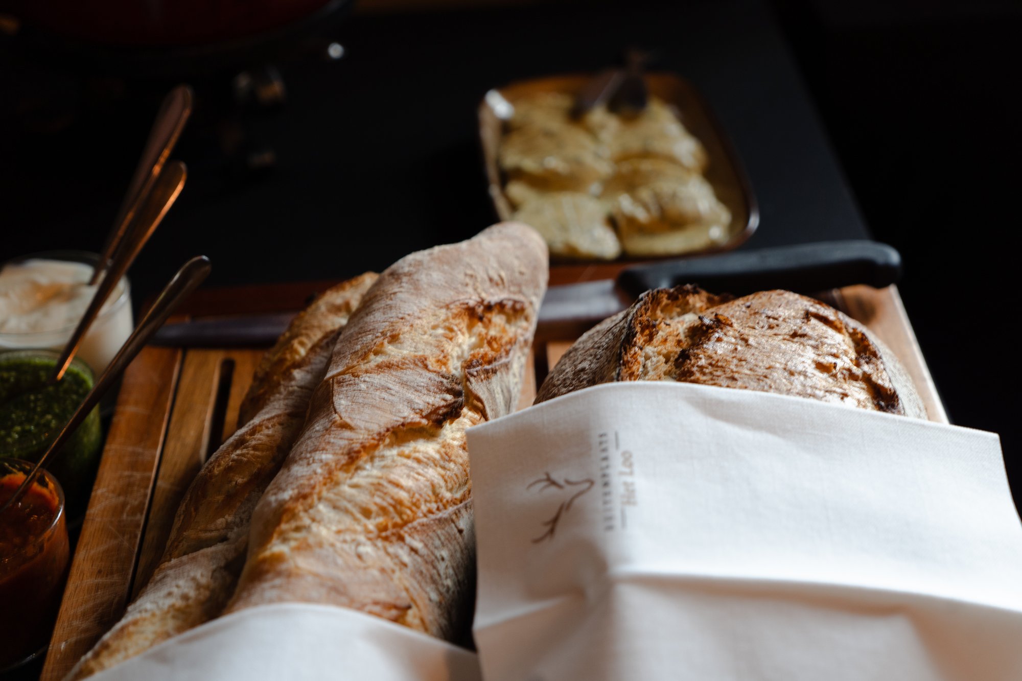 Vers stokbrood en desembrood met dips bij Buitenplaats Het Loo