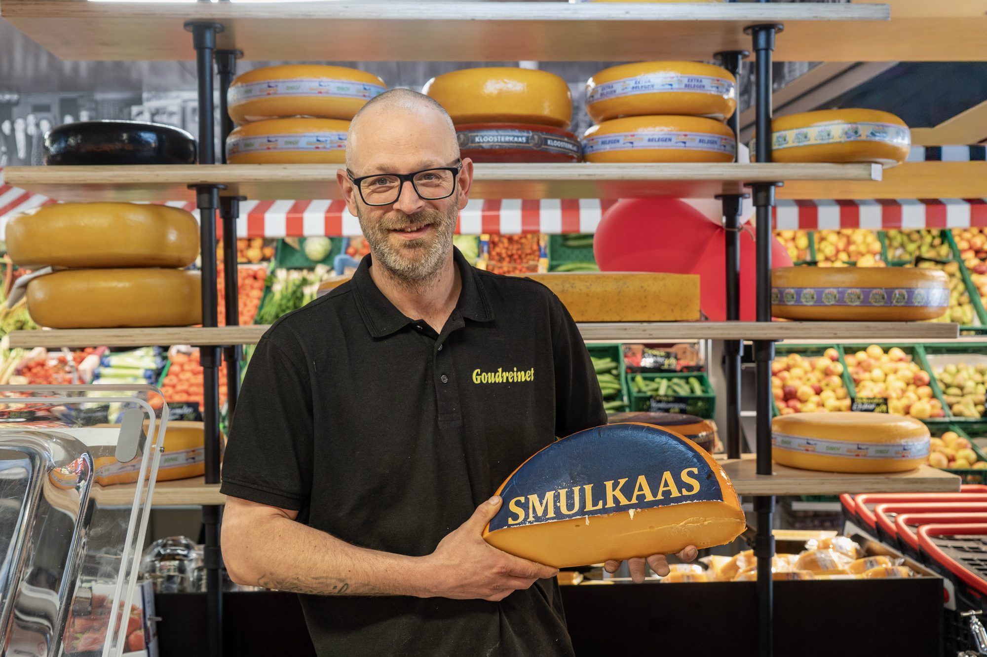 Portret van een medewerker van de winkel in de winkel
