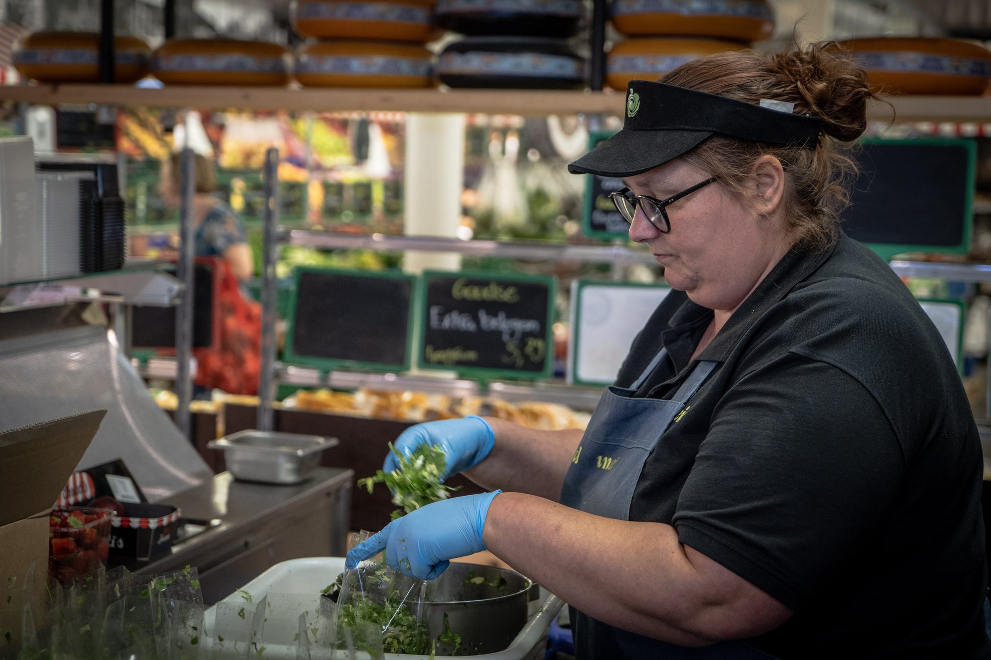 Portret van een medewerker van Goudreinet Veenendaal in de winkel