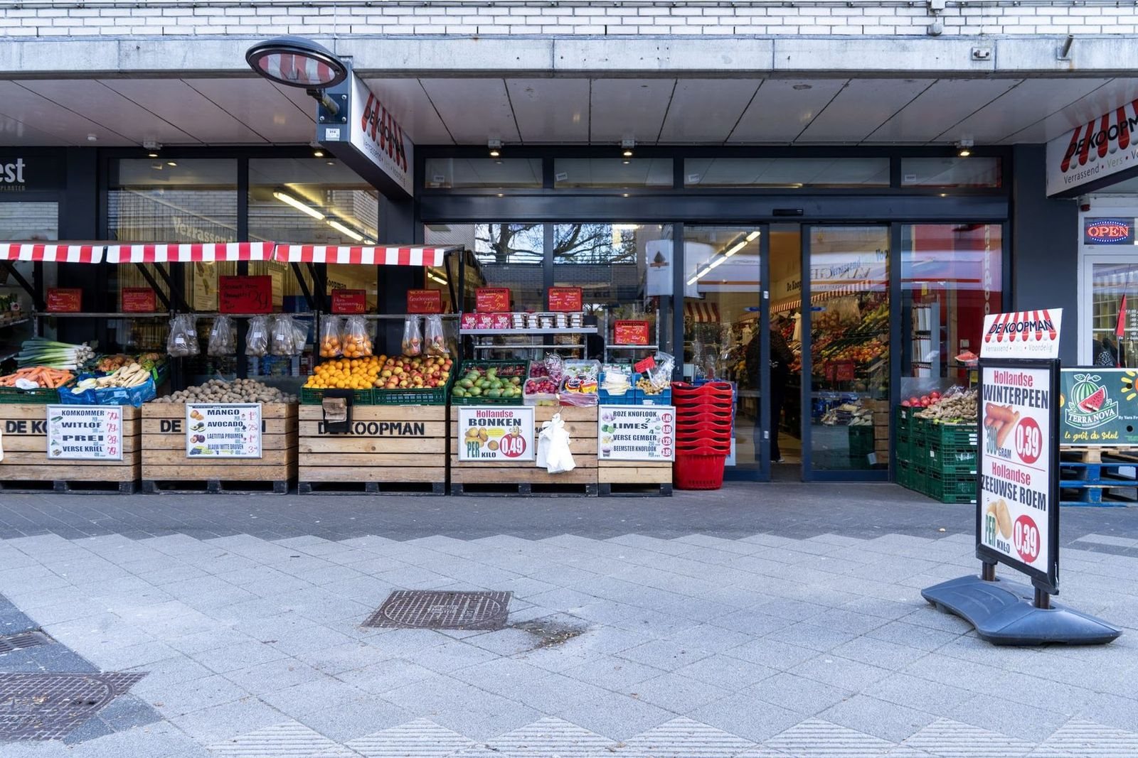 Winkel van De Koopman in Schothorst met de uitstalling voor de deur