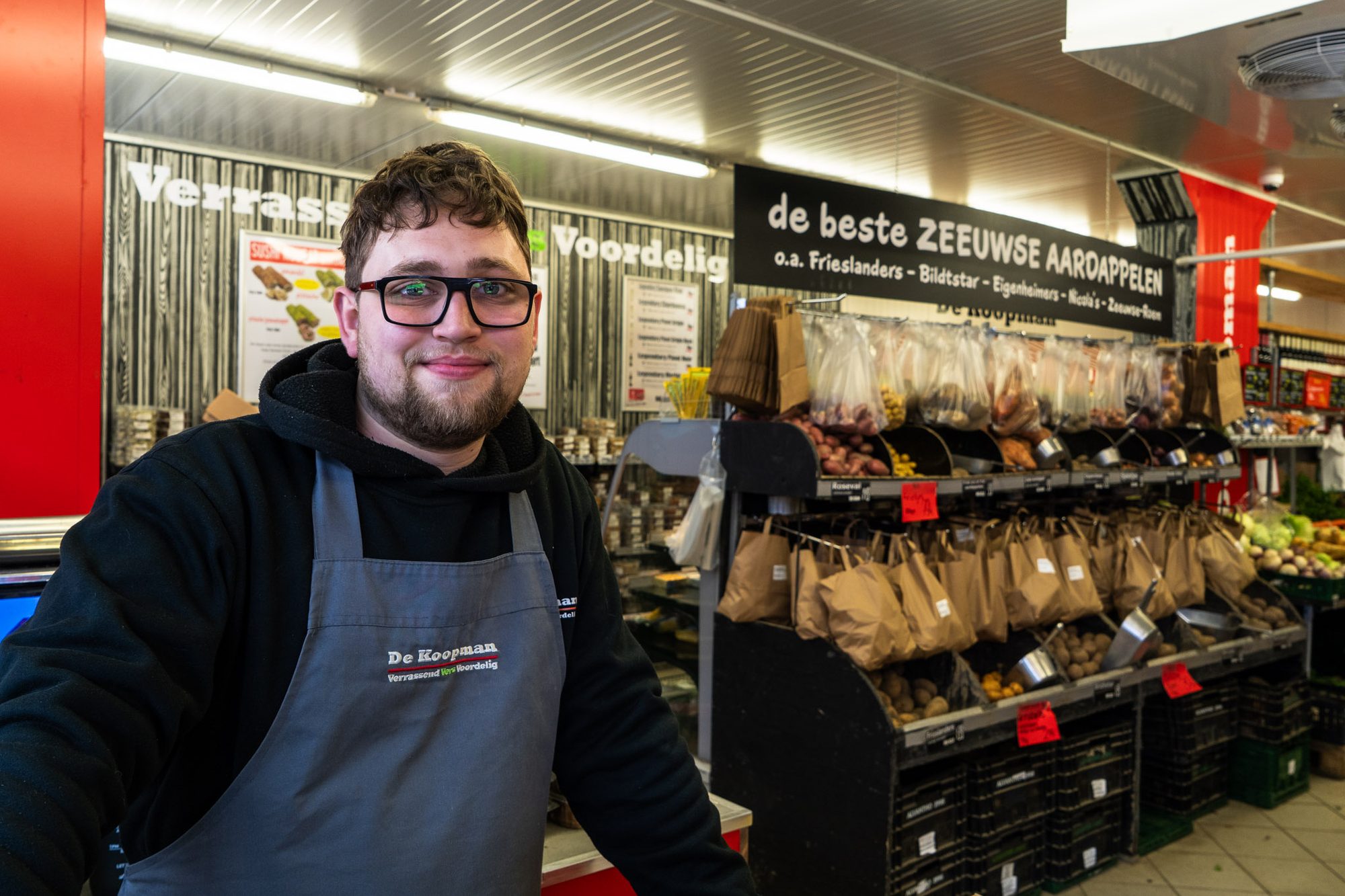 Portret van een medewerker van de Koopman Schothorst in de winkel