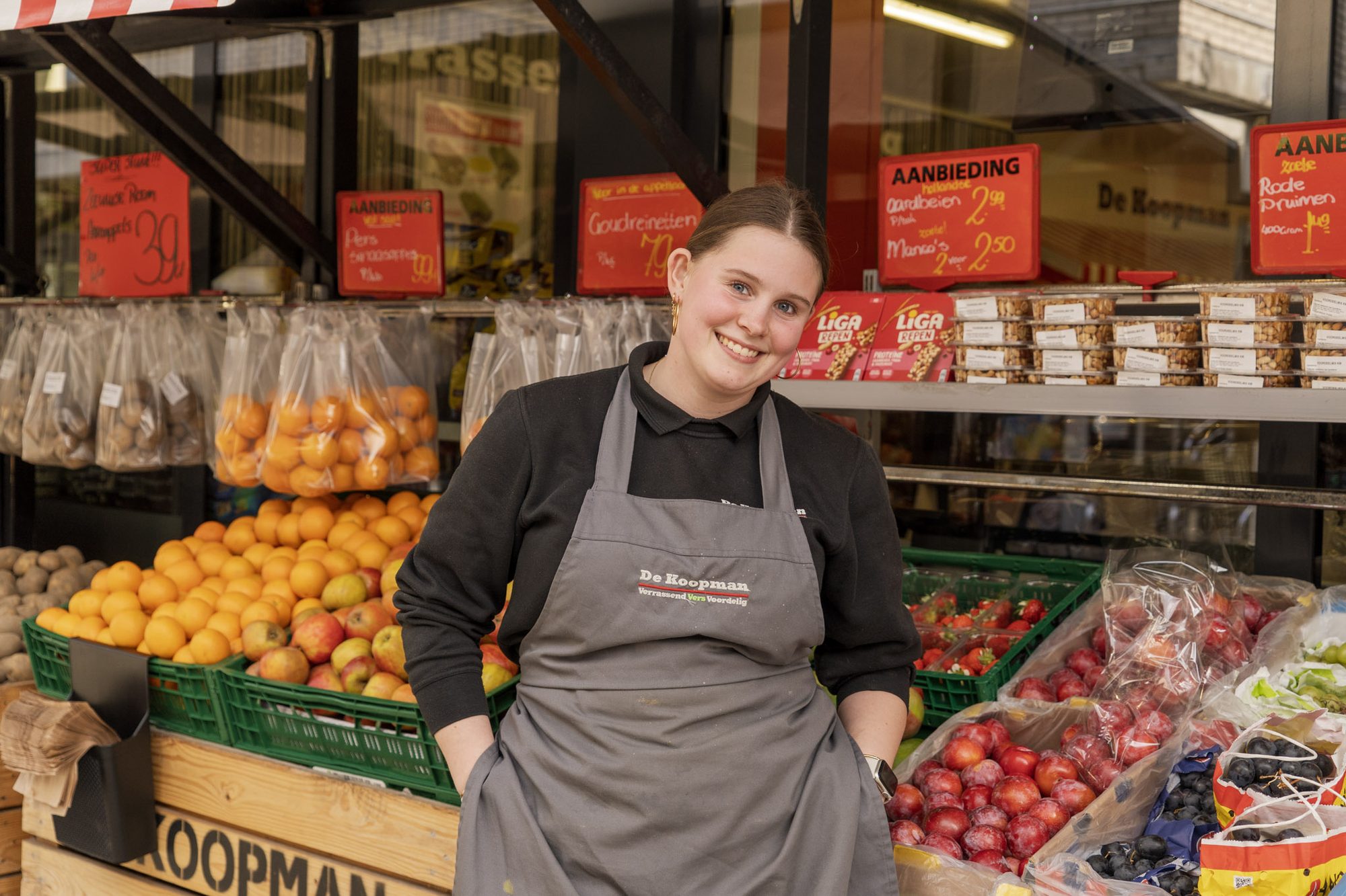 Portret van een medewerker van de Koopman Schothorst in de winkel