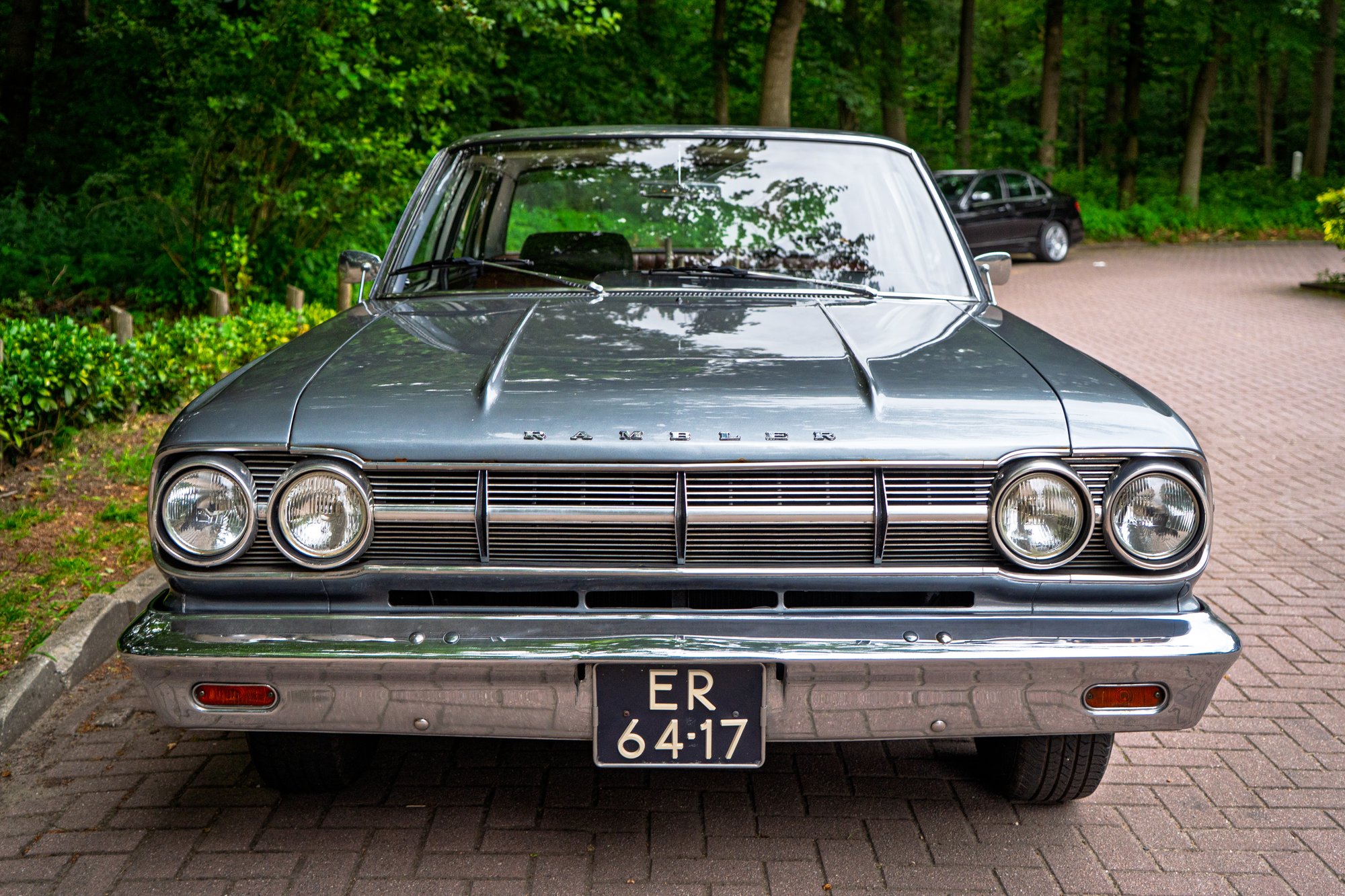 Voorkant van een grijze Rambler Classic uit de jaren zestig