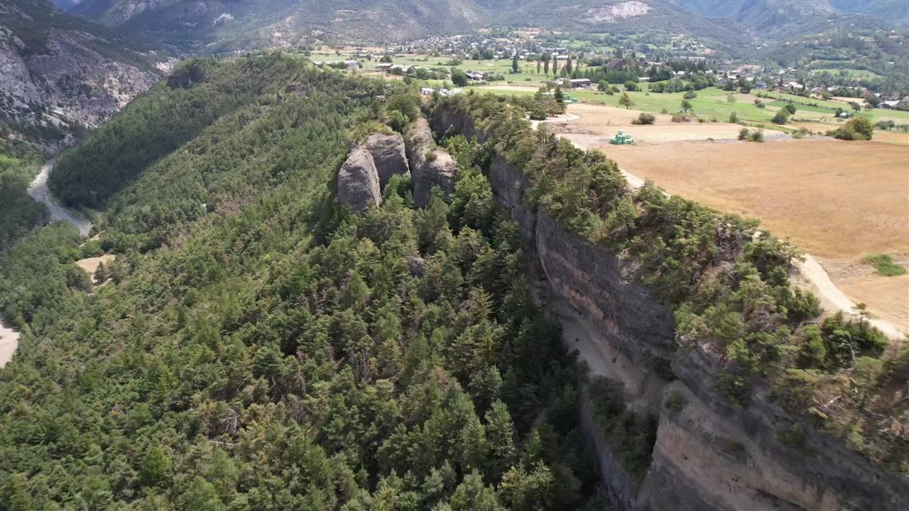 Luchtfoto vanaf een FPV-drone van een bebost rotsplateau in de bergen
